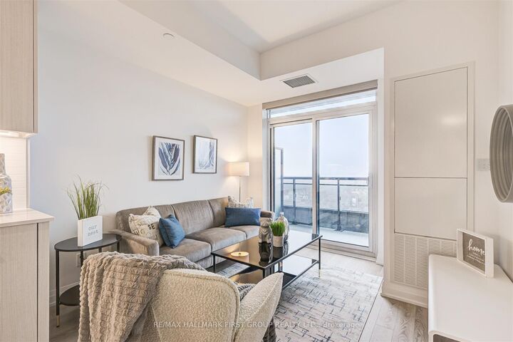 Property Photo:  286 Main Street 1017  ON M4C 0B3 