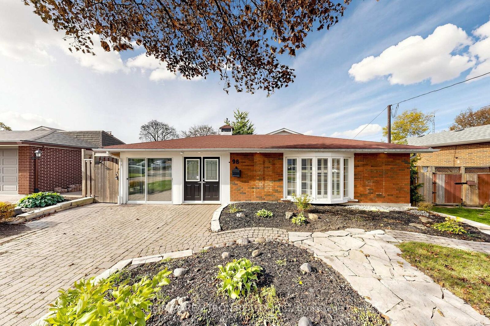 Property Photo:  98 Thorncliffe Street  ON L1H 7H2 