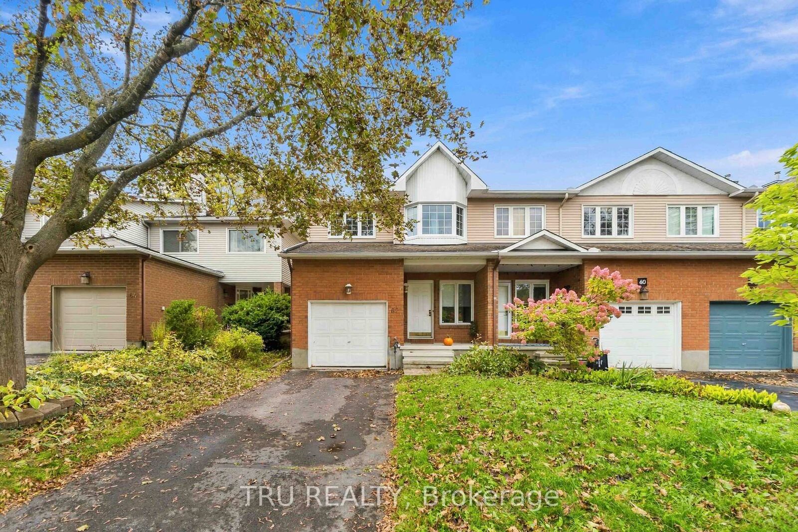 Property Photo:  62 Hunter's Glen Crescent  ON K1T 3P9 