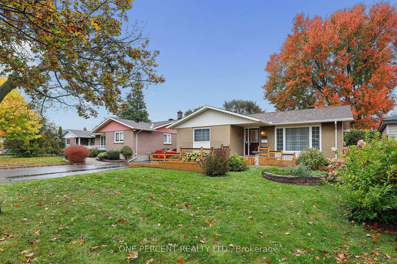 Property Photo:  703 Trojan Avenue  ON K1K 2P1 