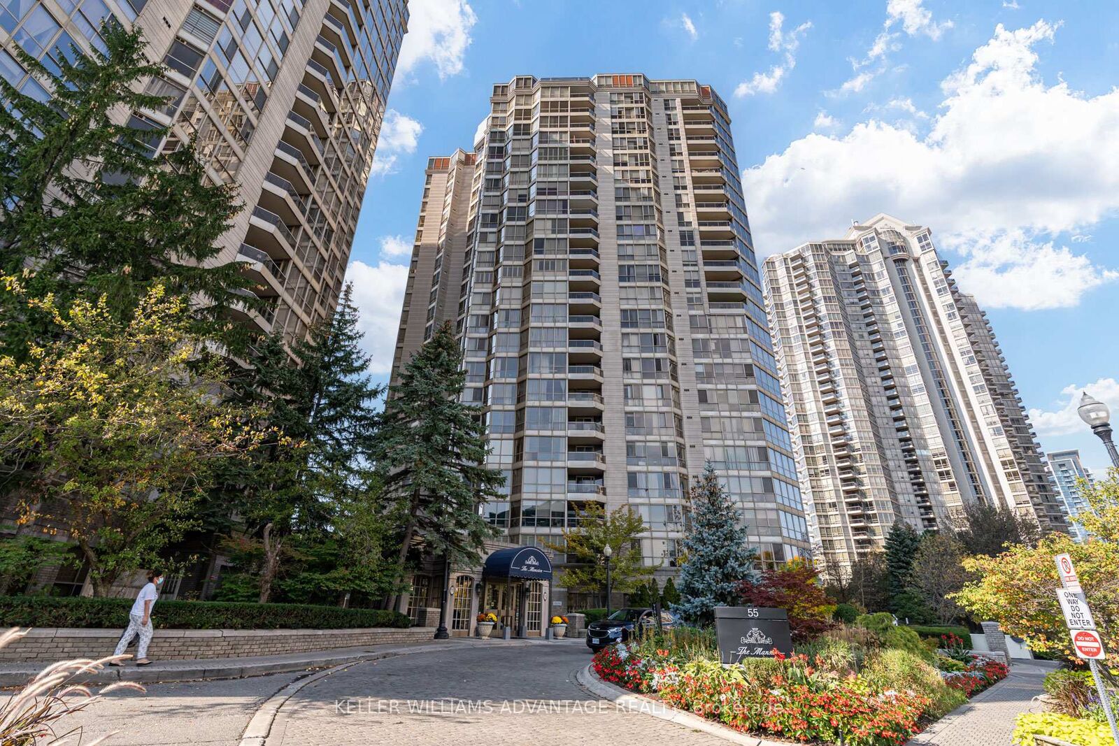 Property Photo:  55 Kingsbridge Garden Circle 2210  ON L5R 1Y1 