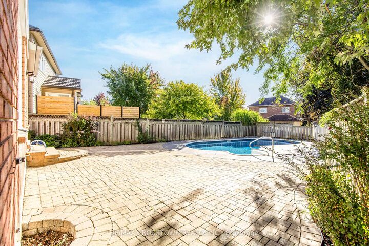 Property Photo:  62 Windsor Crescent  ON L4N 0K4 