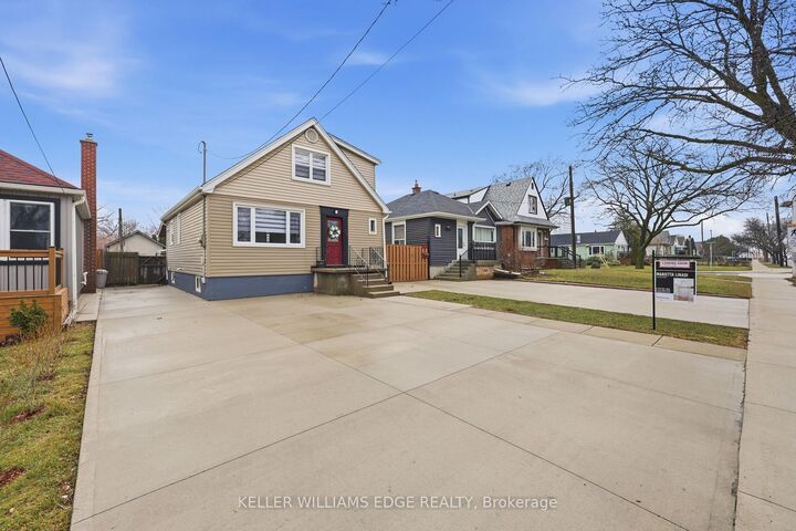 Property Photo:  2062 Barton Street E  ON L8H 2Z4 
