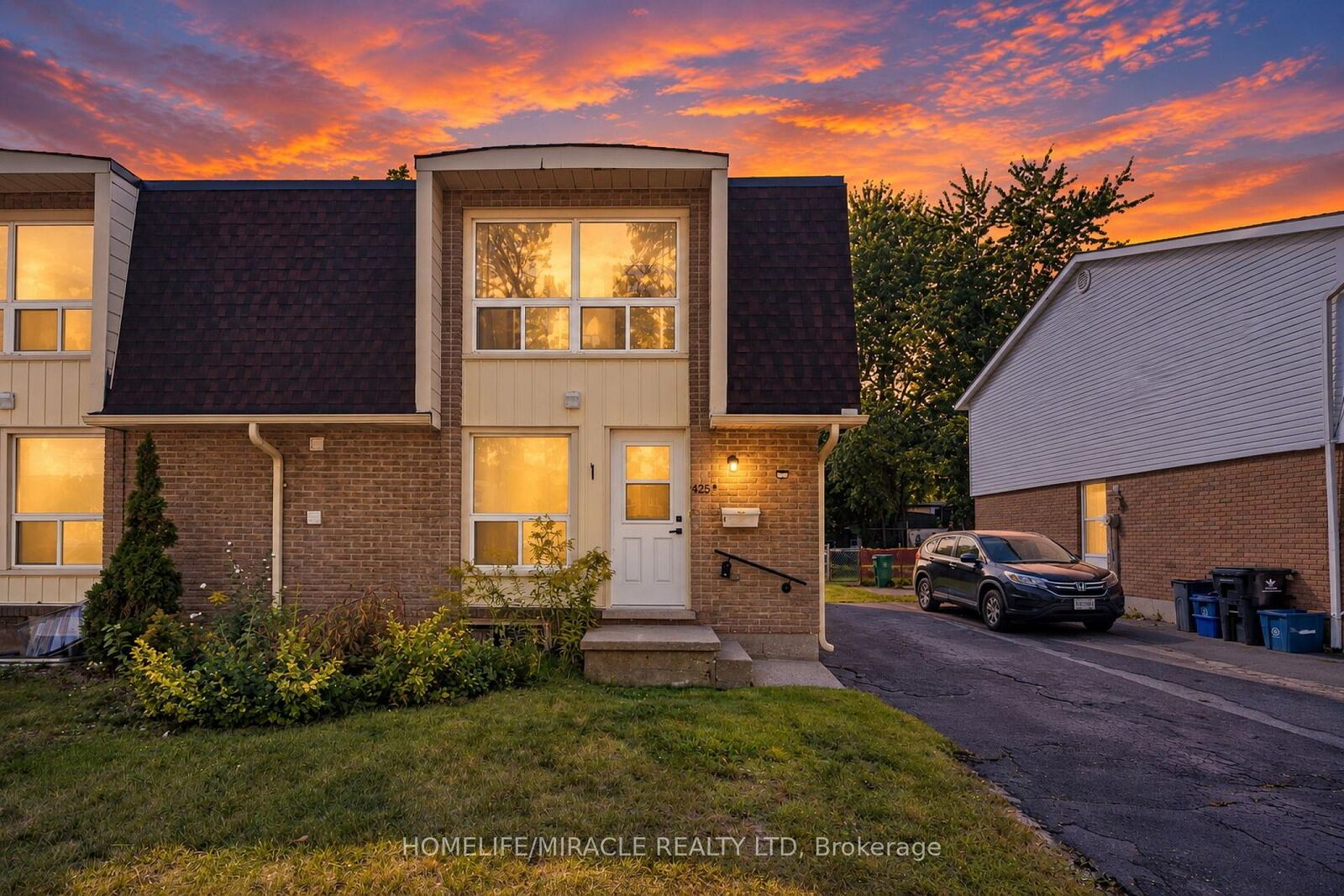 Property Photo:  425 Dunvegan Drive B  ON N2K 2C8 