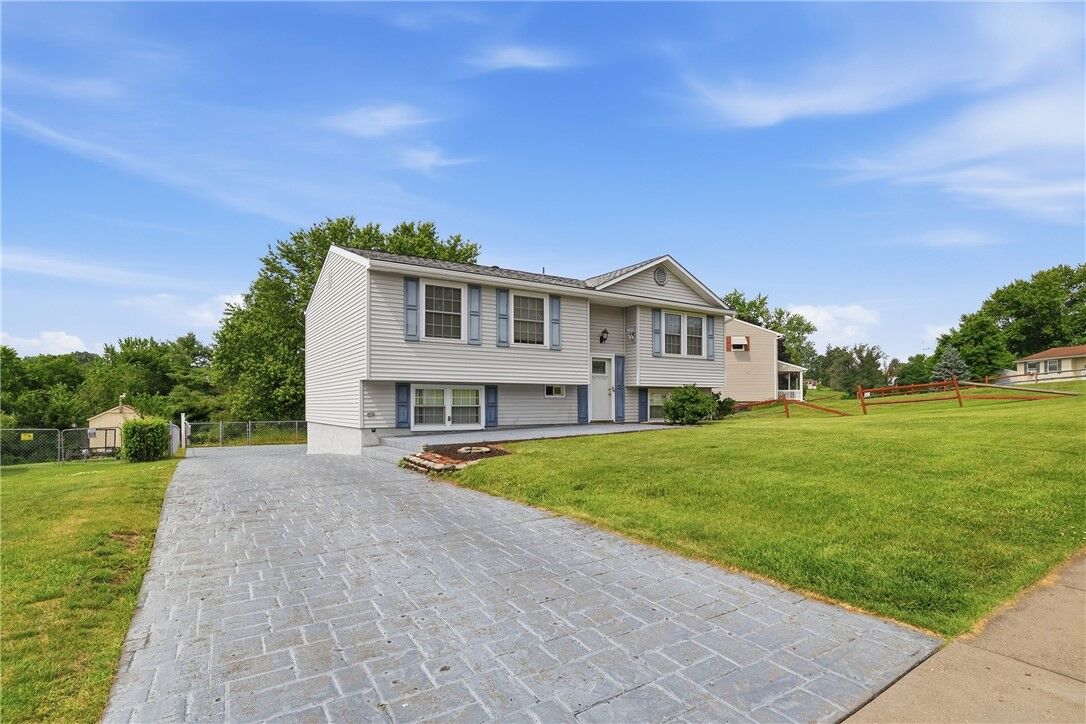 Property Photo: 113 Cranbrooke Dr PA 15108