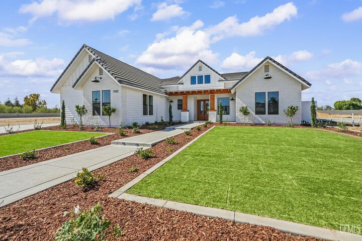 Property Photo:  1925 Emerald Palm Court  CA 93314 
