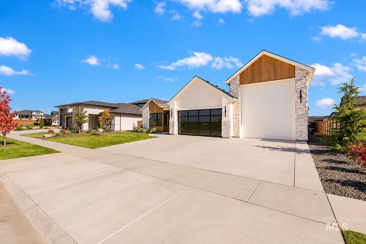 Property Photo:  846 N Creekwater Ave  ID 83616 