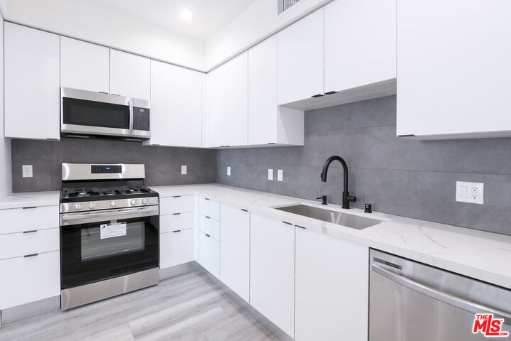 Property Photo:  11800 Courtleigh Dr, Unit 402  CA 90066 