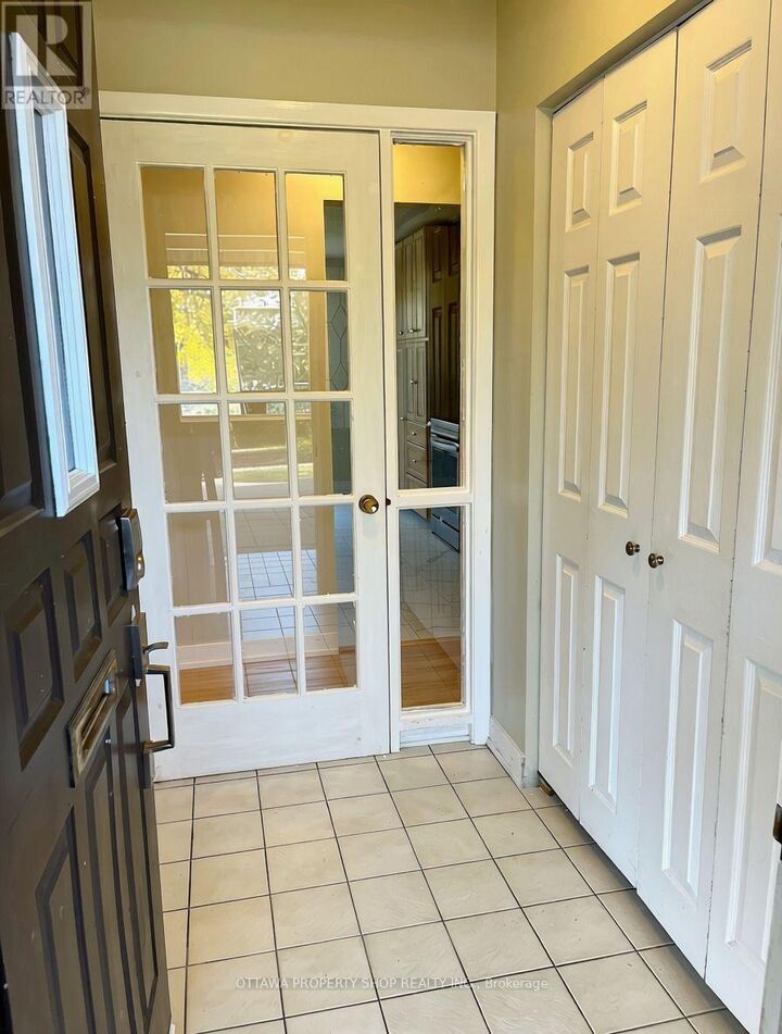 Property Photo:  46 Bedale Drive  ON K2H 5M1 