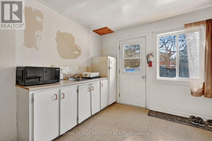 Property Photo:  322 Queen Mary Street  ON K1K 1W9 
