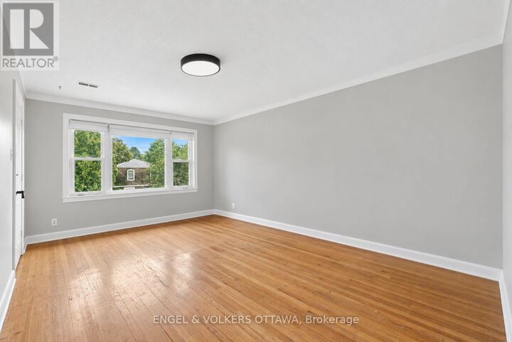 Property Photo: 527 Laderoute Avenue 3 ON K1Z 5V9