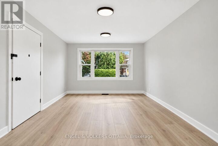 Property Photo: 527 Laderoute Avenue 2 ON K1Z 5V9