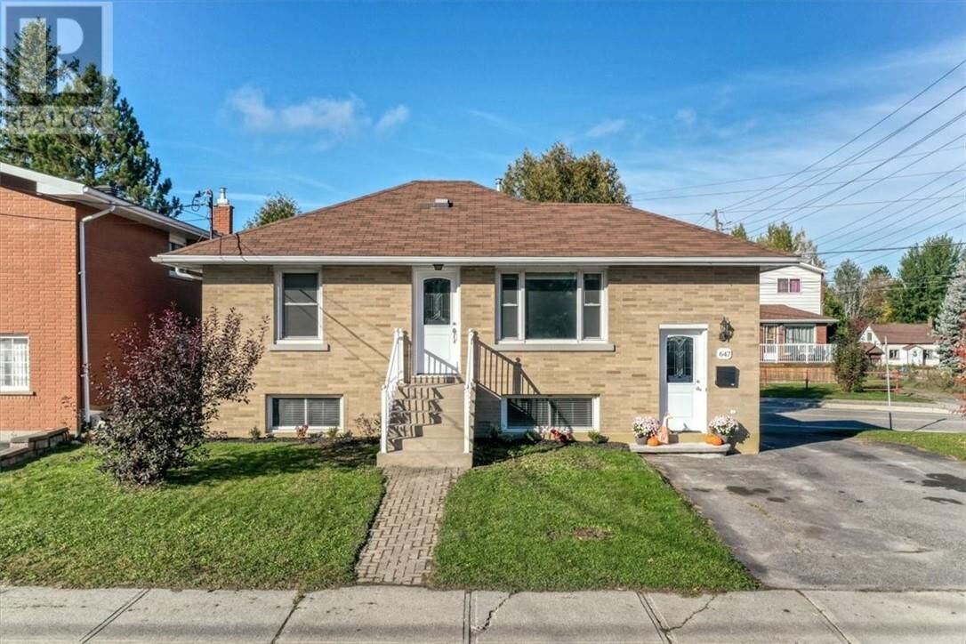 Property Photo:  647 Whittaker Street  ON P3E 4A9 