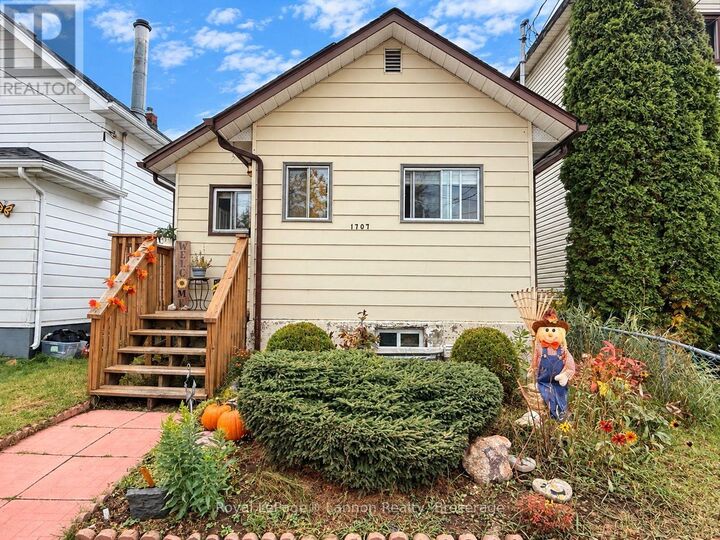 Property Photo:  1707 Crawford Avenue  ON P7E 3E7 