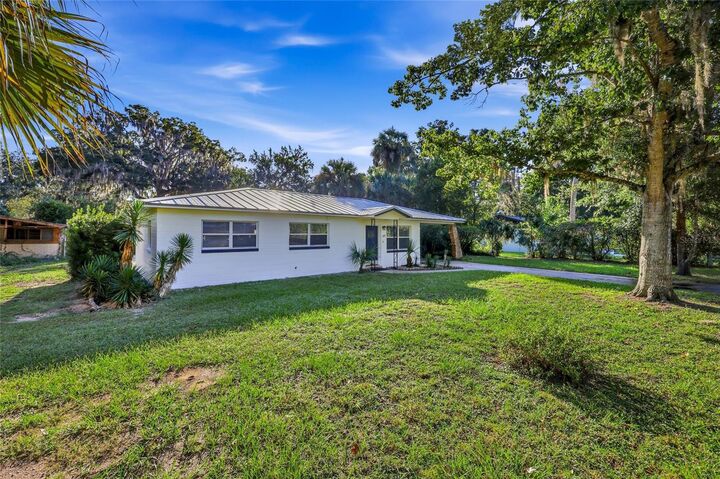 Property Photo:  105 SE 70th Street  FL 32641 