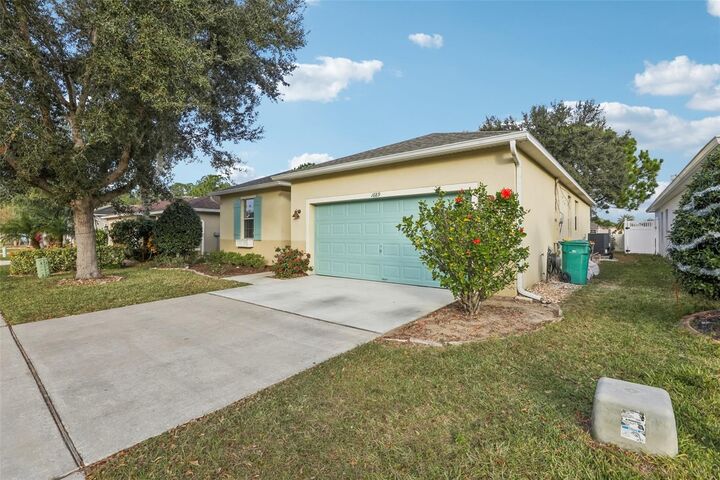 Property Photo: 1689 Strathmore Circle FL 32757