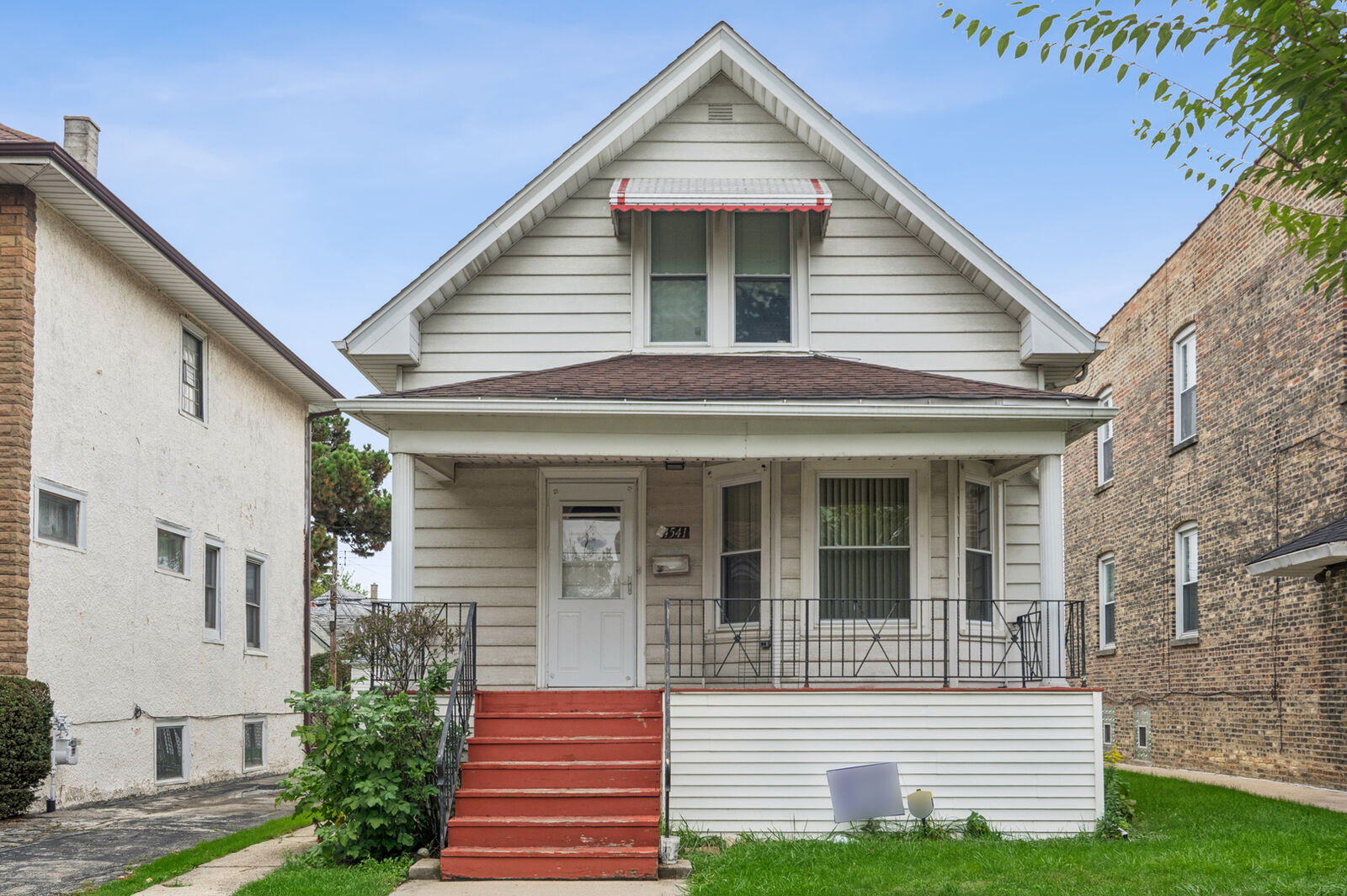 Property Photo: 4541 N Harding Avenue IL 60625