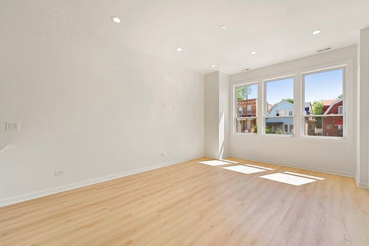 Property Photo:  538 N Trumbull Avenue  IL 60624 