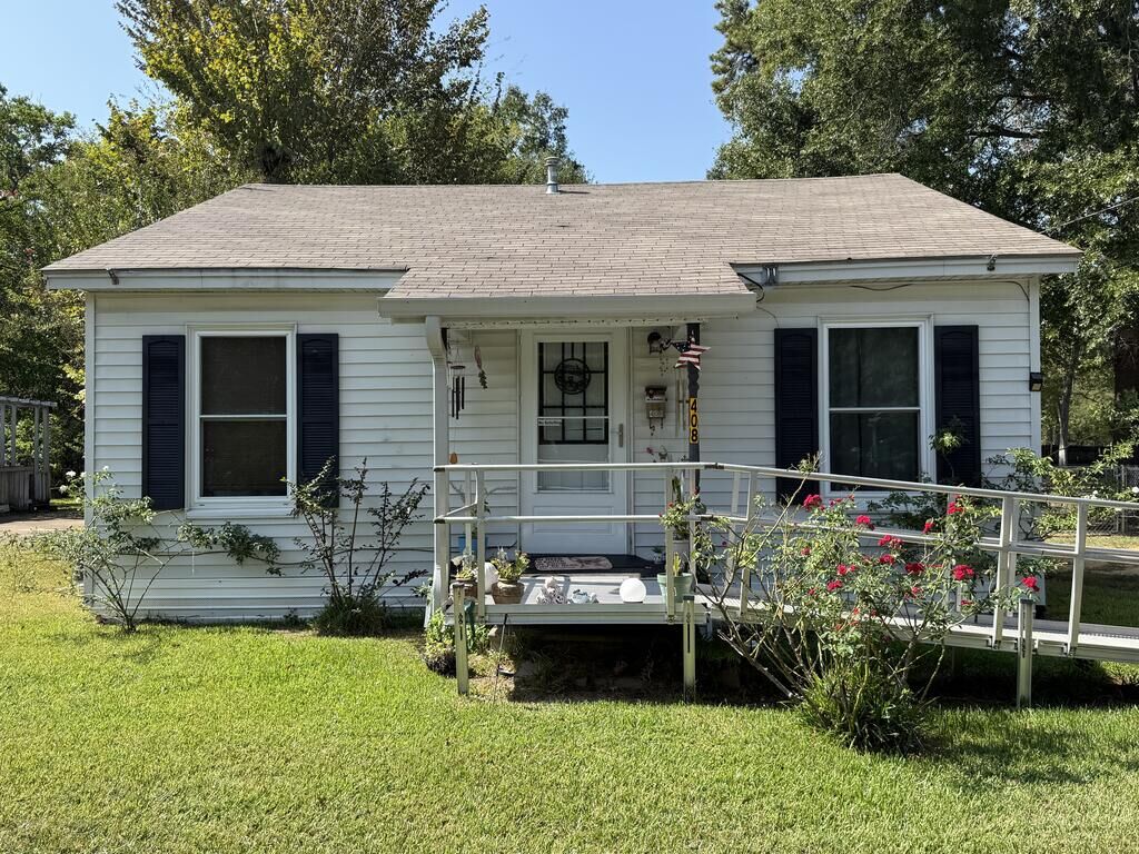 Property Photo: 408 Marion Street TX 75904