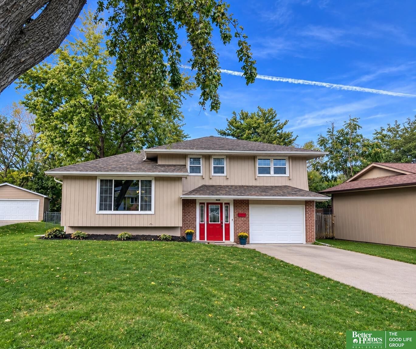 Property Photo: 9016 Lakeview Drive NE 68127