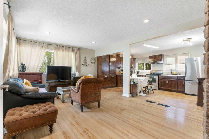 Property Photo:  87 Hillgrove Drive SW  AB T2V 3L8 