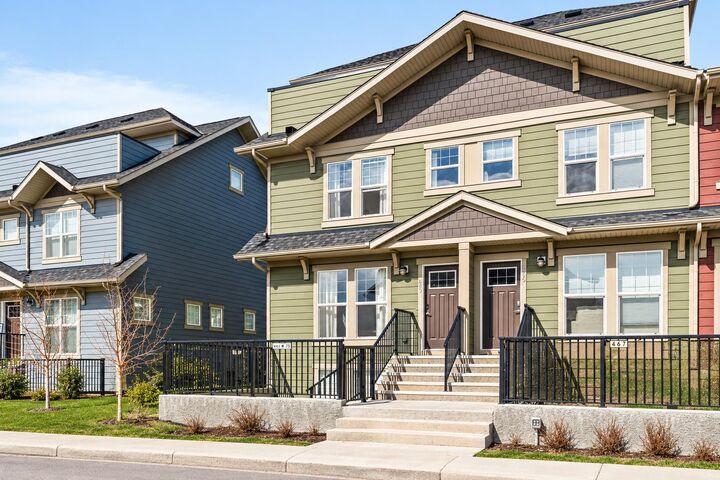 Property Photo:  463 Cranbrook Square SE  AB T3M 3E3 