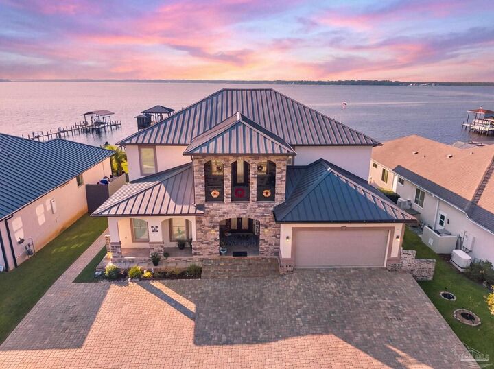 Property Photo: 2025 Crown Pointe Blvd FL 32506
