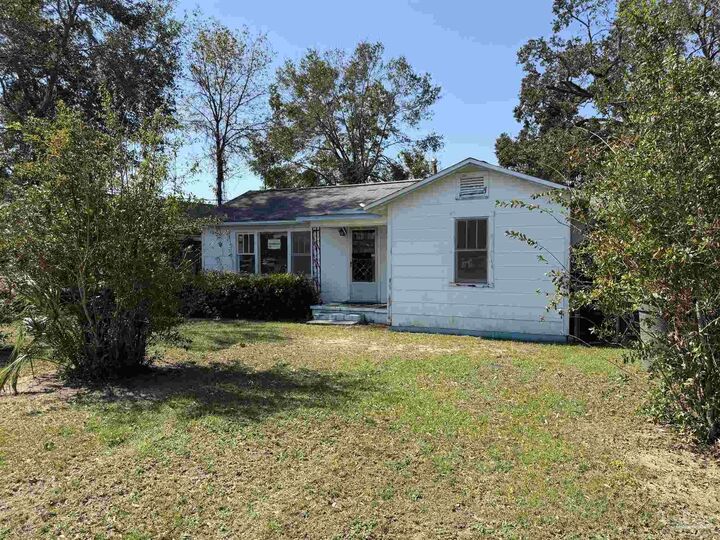 Property Photo:  303 Yoakum Ct  FL 32505 