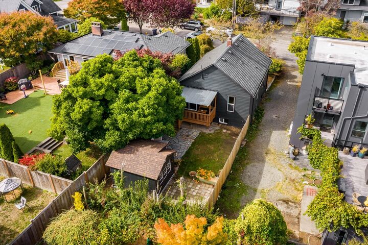 Property Photo:  4430  29th Avenue W  WA 98199 