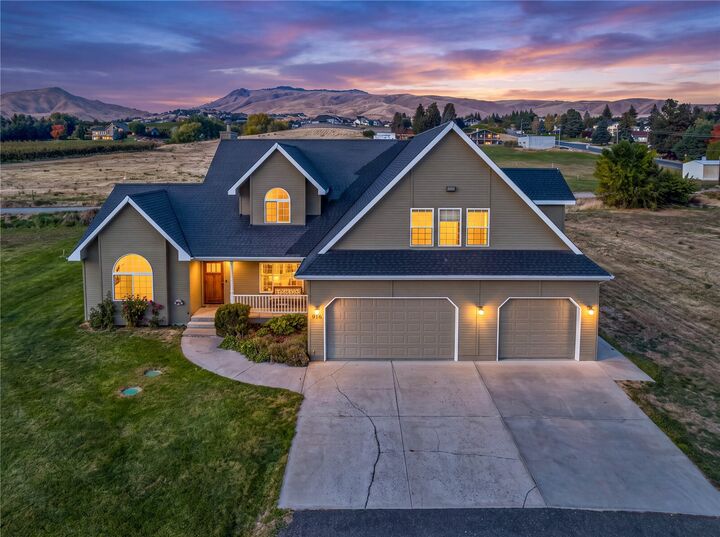 Property Photo:  916  Easy Street  WA 98801 