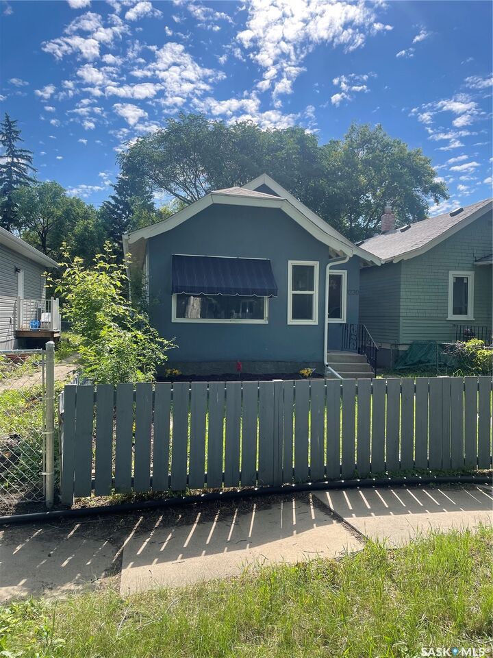 Property Photo:  1230 E Avenue N  SK S7L 1T4 
