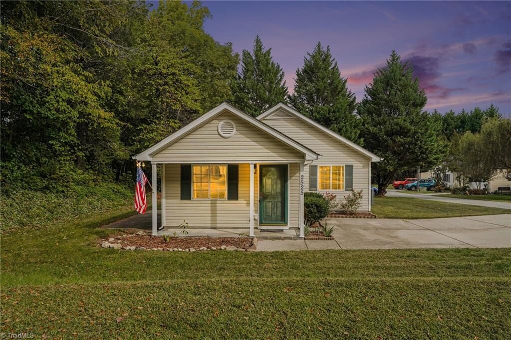 Property Photo:  2525 Stratford Crossing Drive  NC 27103 