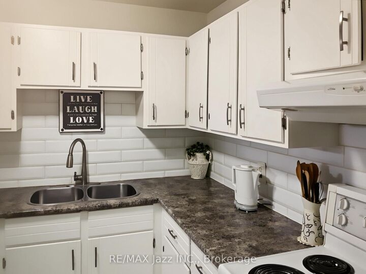 Property Photo:  131 Taunton Road E 304  ON L1G 3T8 