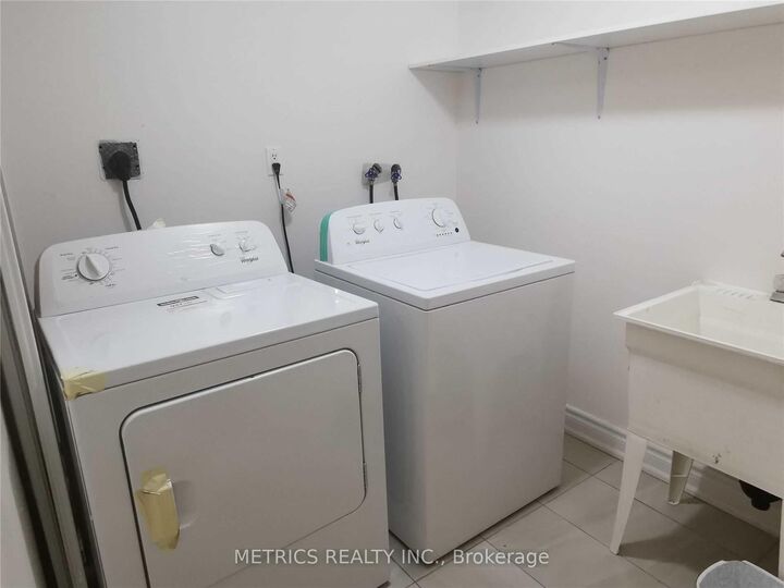 Property Photo:  8 Ashcott Street  ON M1V 5G5 