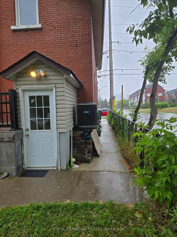 Property Photo: 60 Agnes Street Bsmt ON L5B 1J7