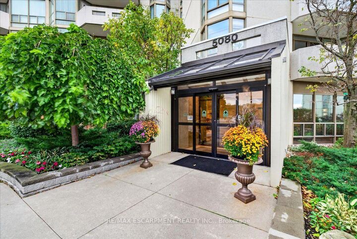 Property Photo:  5080 Pinedale Avenue 804  ON L7L 5V7 