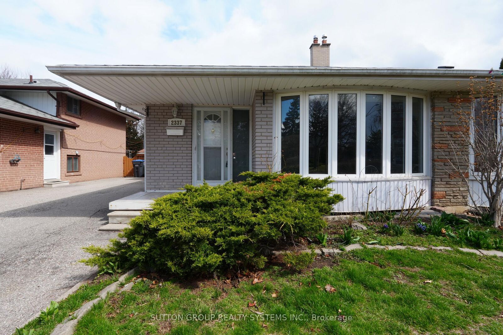 Property Photo:  2337 Padstow Crescent  ON L5J 2G2 
