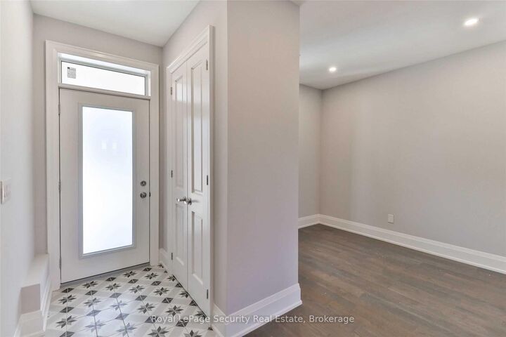 Property Photo:  136 Markham Street Main/ 2nd  ON M6J 2G5 