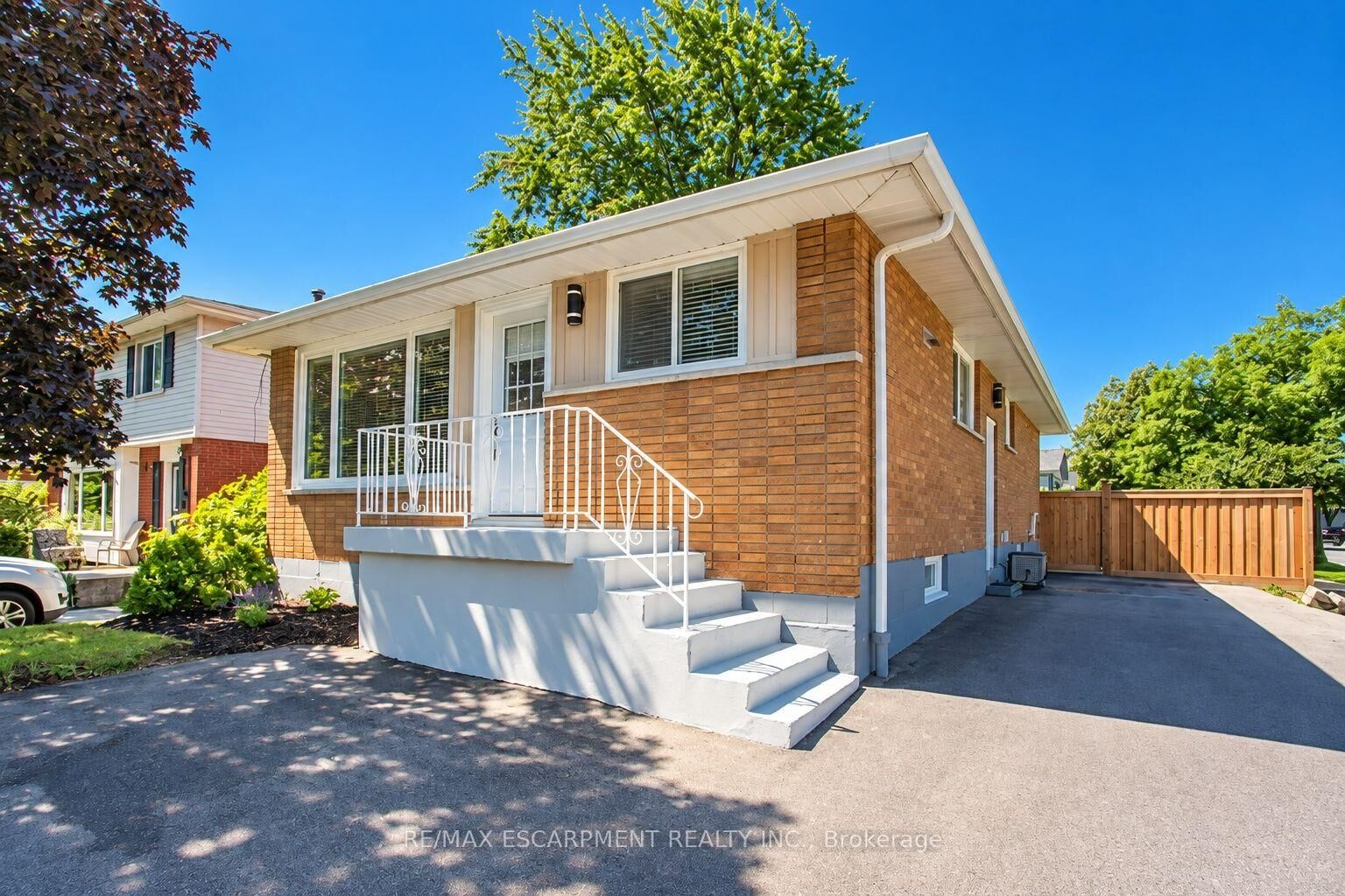 Property Photo:  576 Turner Drive Main  ON L7L 2W7 