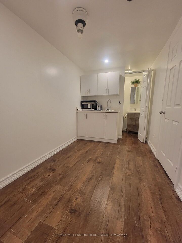Property Photo:  66 Overlord Crescent Lower #2  ON M1B 4P2 