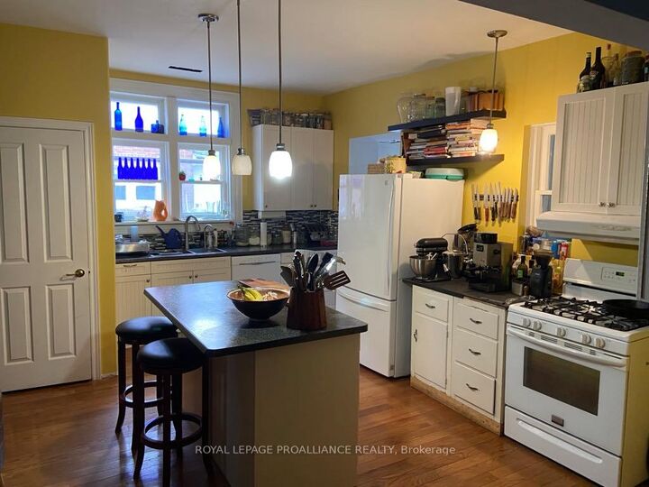 Photo de la propriété: 573 Homewood Avenue ON K9H 2N4