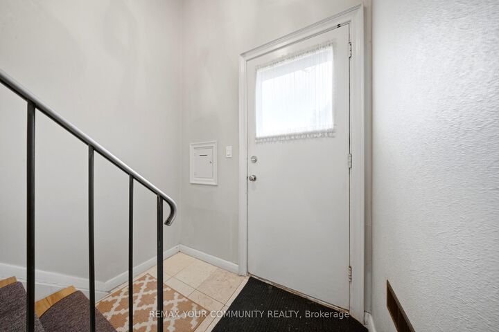 Property Photo:  10 Tinder Crescent Lower 1  ON M4A 1L3 