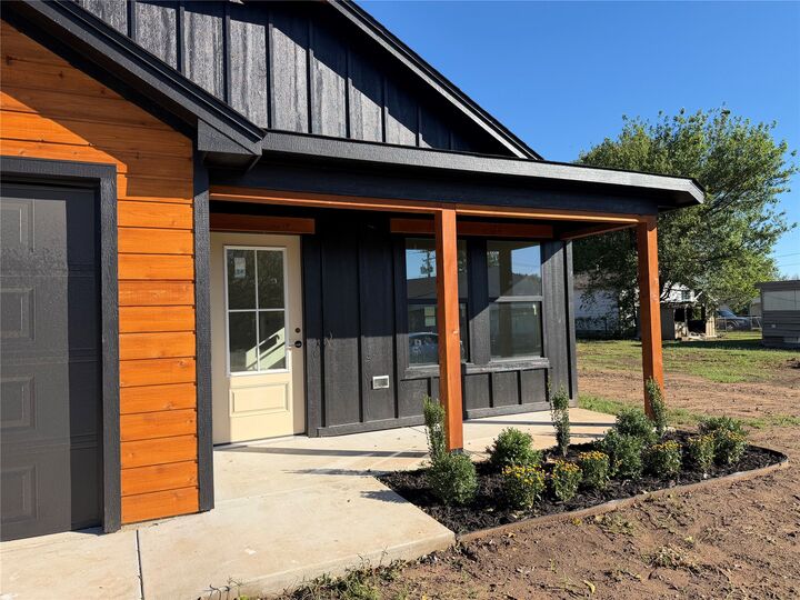 Property Photo:  1136 E 5th Street  OK 74023 