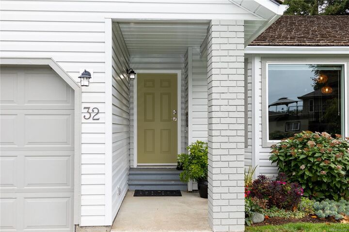 Property Photo: 32 Oregon Rd BC V9W 5T1