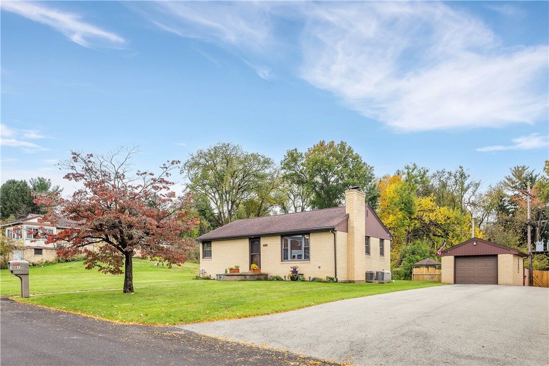 Property Photo:  817 Lakeview Dr  PA 15650 