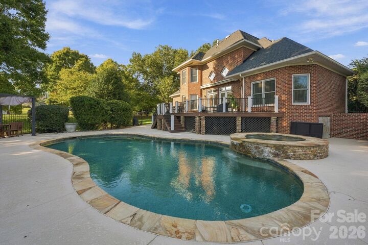 Property Photo:  105 Kings Crest Drive  NC 28117 