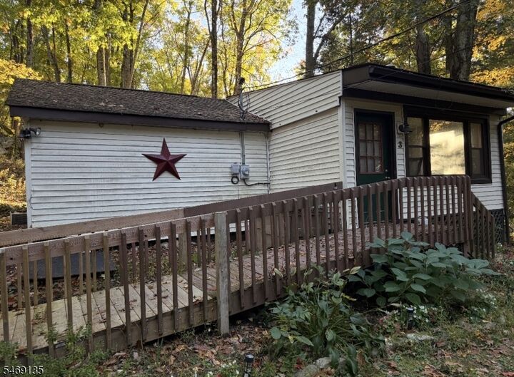 Property Photo:  3 Pochuck Dr  NJ 07461 