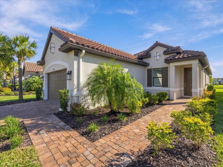 Property Photo: 4732 Crestpoint Way FL 34221