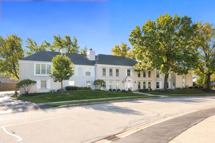 Property Photo:  1170 Spring Garden Circle 70  IL 60563 