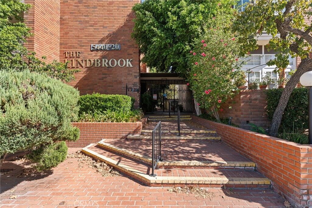 Property Photo: 5440 Lindley Avenue 302 CA 91316